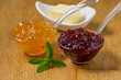 Marmelade mit Steviablättern auf Holzbrett