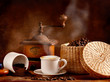 Caffè tostato e macinato con cappuccino caldo
