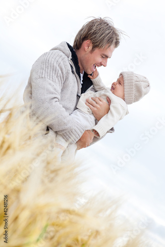 Foto: vater im feld mit baby vater im feld mit baby