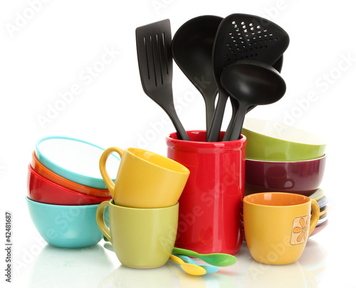 Foto: bright empty bowls, cups and kitchen utensils isolated on white bright empty bowls, cups and kitchen utensils isolated on white