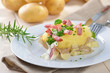 Gefüllte Pellkartoffel mit Speck und Creme fraiche