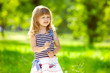 Foto: Cute little girl holding a flower Cute little girl holding a flower