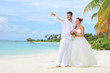 Foto: Bride and groom embracing on beach, Kuredu island, Maldives Bride and groom embracing on beach, Kuredu island, Maldives