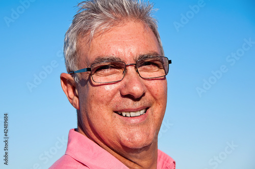 Photo: Retrato hombre con gafas Retrato hombre con gafas