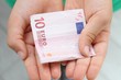 mani con banconota da 10 euro