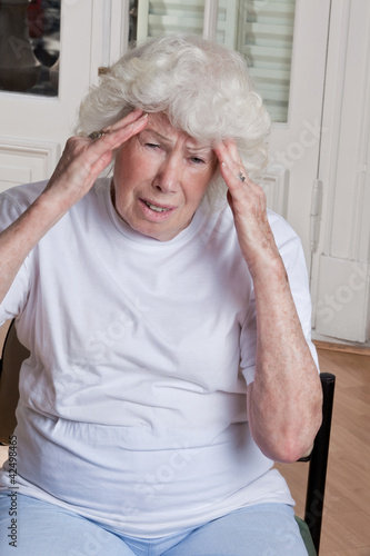 Foto: Senior Woman having Headache Senior Woman having Headache