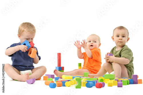 Photo: Kinder spielen mit Bausteinen Kinder spielen mit Bausteinen