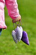 3 Herzen in einer Kinderhand