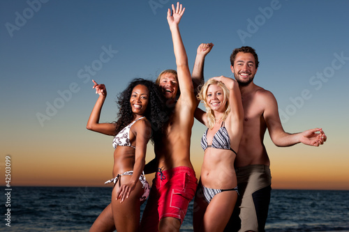 Foto: People having party at beach People having party at beach