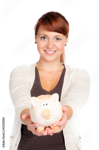 Foto: junge frau zeigt stolz ihr sparschwein junge frau zeigt stolz ihr sparschwein
