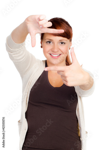 Foto: fröhliche junge frau schaut durch ihre finger fröhliche junge frau schaut durch ihre finger