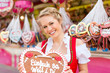 Junge Frau in traditionellem Dirndl beim Frühlingsfest