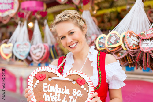 Foto: Junge Frau in traditionellem Dirndl beim Frühlingsfest Junge Frau in traditionellem Dirndl beim Frühlingsfest
