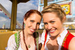 Junge Frauen in traditionellem Dirndl beim Frühlingsfest