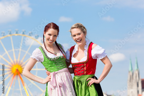 Foto: Junge Frauen in Dirndl in Bayern auf Volksfest Junge Frauen in Dirndl in Bayern auf Volksfest