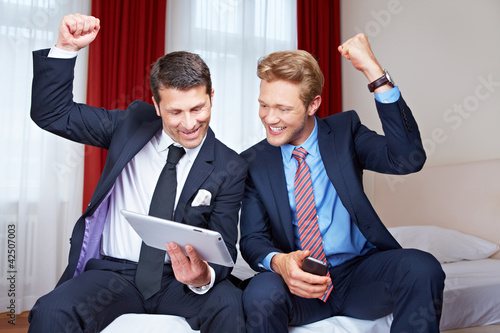 Photo: Jubelndes Business-Team im Hotel Jubelndes Business-Team im Hotel