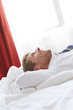Lachender Manager liegt im Bett