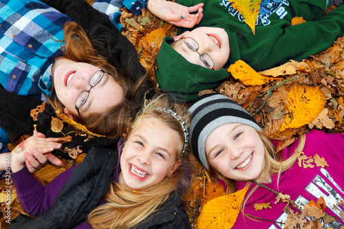 Foto : children outdoor on autumn leaves children outdoor on autumn leaves