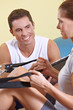 Fitnesstrainer betreut Frau