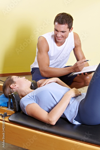 Photo: Fitnesstrainer erstellt Trainingsplan Fitnesstrainer erstellt Trainingsplan