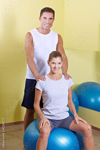 Foto: Mann und Frau im Fitnesscenter Mann und Frau im Fitnesscenter