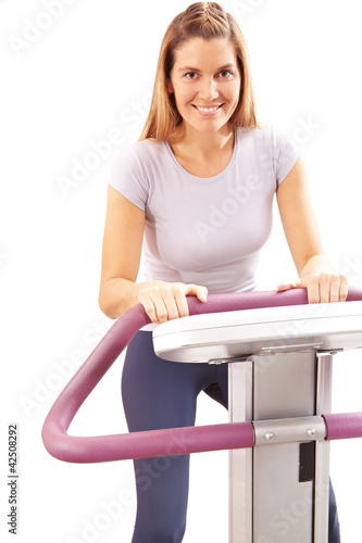 Foto: Frau auf Laufband im Fitnesscenter Frau auf Laufband im Fitnesscenter