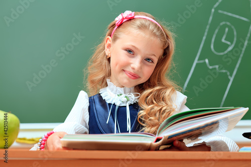Foto: smiling schoolgirl smiling schoolgirl