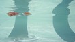 piscina piedi di bambina