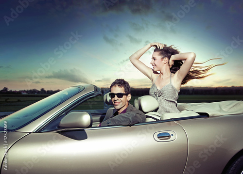 Foto: Young couple in journey Young couple in journey