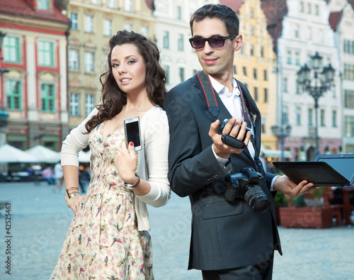 Foto: Handsome couple with mobile Handsome couple with mobile
