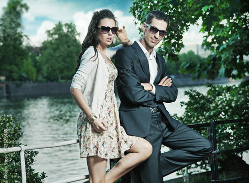 Foto: Young, smiling couple wearing sunglasses Young, smiling couple wearing sunglasses