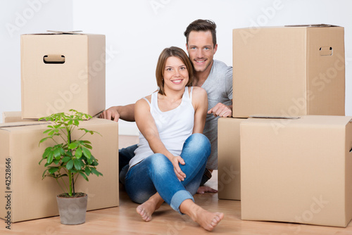 Foto: glückliches paar mit wohnungsschlüssel glückliches paar mit wohnungsschlüssel