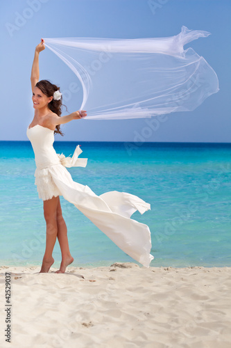 Foto: Young bride and blue sea Young bride and blue sea