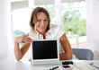 Foto: Office worker pointing at laptop screen Office worker pointing at laptop screen