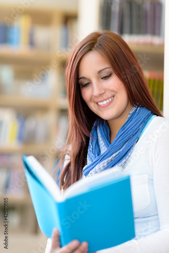 Foto: Student at library read book high school Student at library read book high school