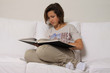 Ragazza con libro sul divano