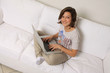 Ragazza con computer sul divano