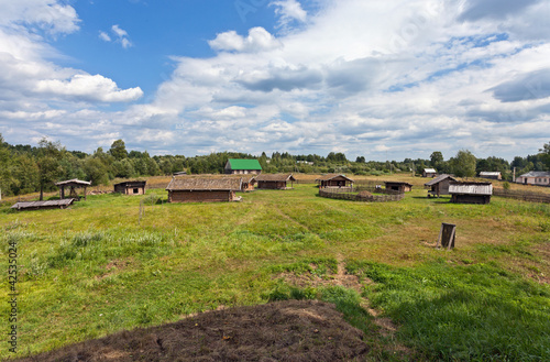 Foto: Ancient traditional russian wooden house X century Ancient traditional russian wooden house X century