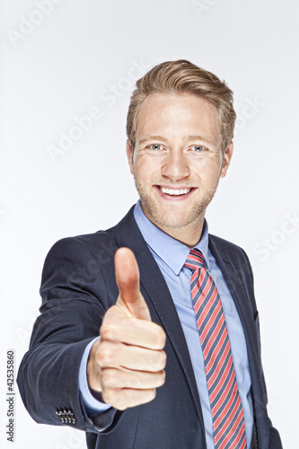 Photo: Manager mit Daumen hoch Manager mit Daumen hoch