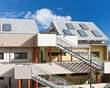 Photo: panneaux chauffe-eau solaire sur toiture immeuble panneaux chauffe-eau solaire sur toiture immeuble
