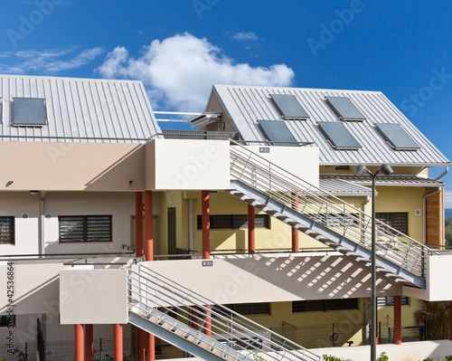 Foto: panneaux chauffe-eau solaire sur toiture immeuble panneaux chauffe-eau solaire sur toiture immeuble