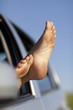 Füße aus Auto im Sommer
