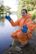 Experte analysiert Wasser