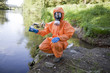 Experte analysiert Wasser