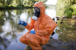 Experte analysiert radioaktives Wasser