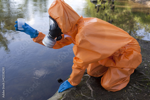 Photo: Experte analysiert radioaktives Wasser Experte analysiert radioaktives Wasser