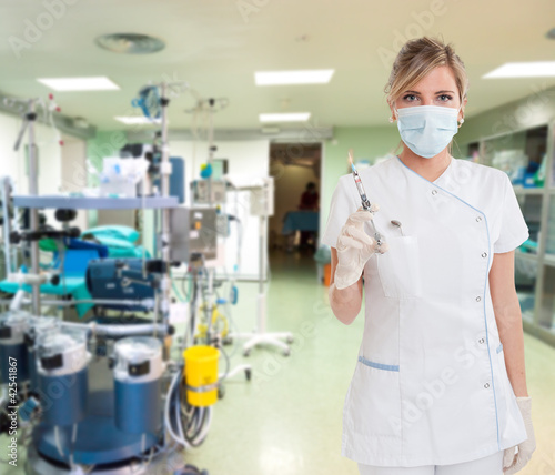 Foto: Nurse with syringe in a hospital Nurse with syringe in a hospital