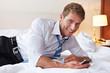 Foto: Manager mit Smartphone im Bett Manager mit Smartphone im Bett