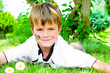 Kind auf der Wiese