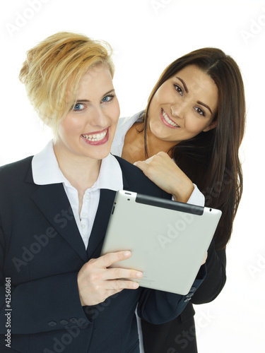 Foto: Two beautiful girls having fun with tabletpc Two beautiful girls having fun with tabletpc